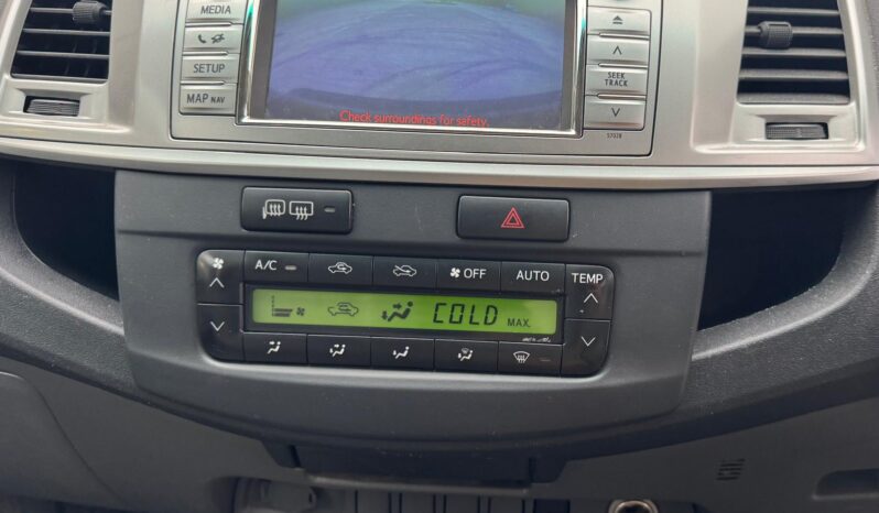 
								Toyota Hilux 3.0 D-4D Invincible Auto 4WD 4dr full									