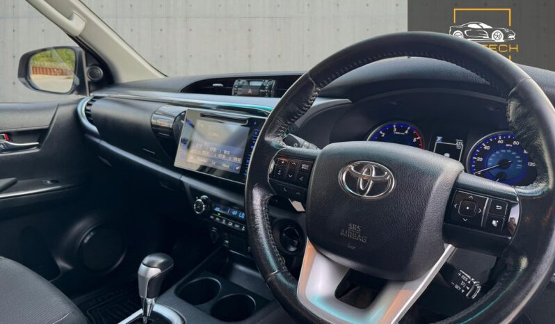
								Toyota Hilux 2.4 D-4D Invincible Auto 4WD Euro 6 4dr full									