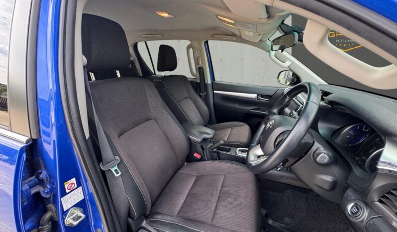 
								Toyota Hilux 2.4 D-4D Invincible Auto 4WD Euro 6 (s/s) 4dr (TSS, 3.5t) full									