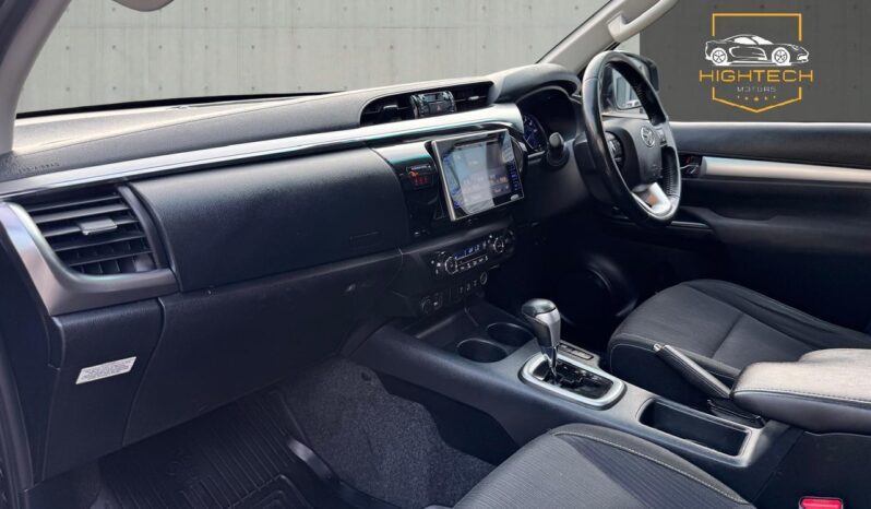 
								Toyota Hilux 2.4 D-4D Invincible Auto 4WD Euro 6 4dr full									