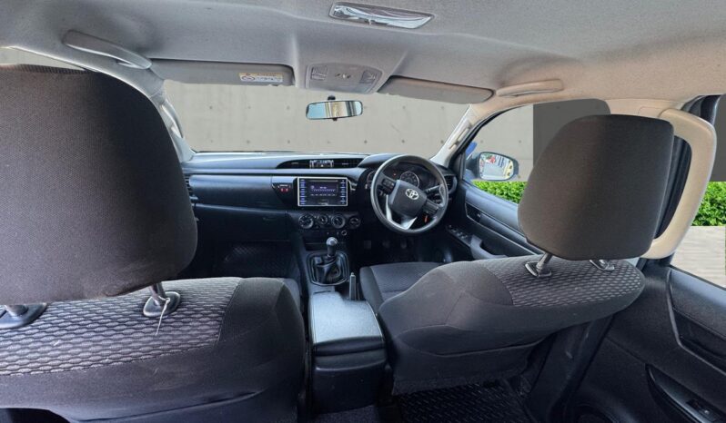 
								Toyota Hilux 2.4 D-4D Active 4WD Euro 6 4dr full									