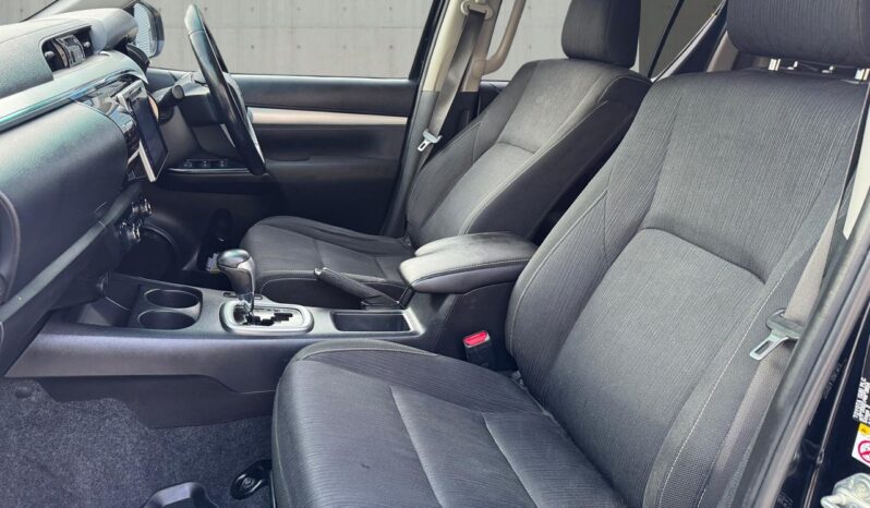 
								Toyota Hilux 2.4 D-4D Invincible Auto 4WD Euro 6 4dr full									