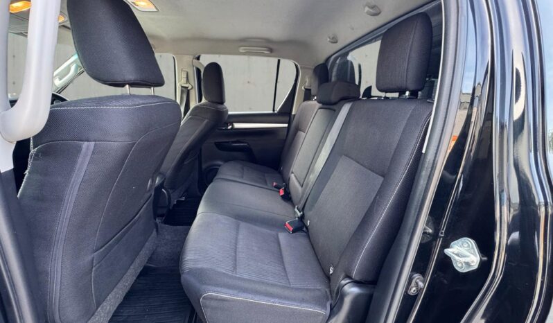 
								Toyota Hilux 2.4 D-4D Invincible Auto 4WD Euro 6 4dr full									