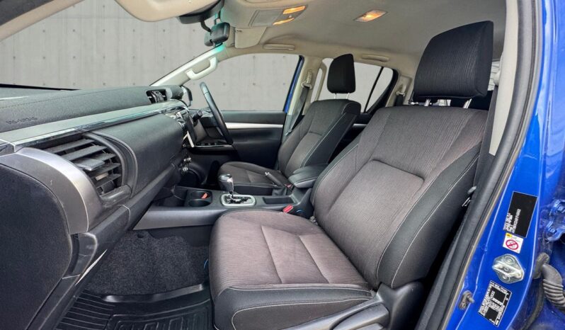 
								Toyota Hilux 2.4 D-4D Invincible Auto 4WD Euro 6 (s/s) 4dr (TSS, 3.5t) full									