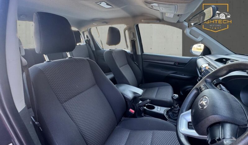 
								Toyota Hilux 2.4 D-4D Active 4WD Euro 6 4dr full									