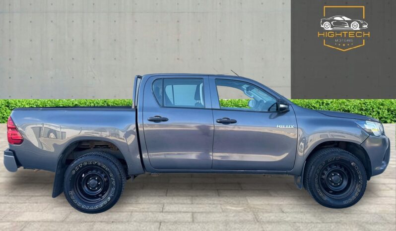 
								Toyota Hilux 2.4 D-4D Active 4WD Euro 6 4dr full									