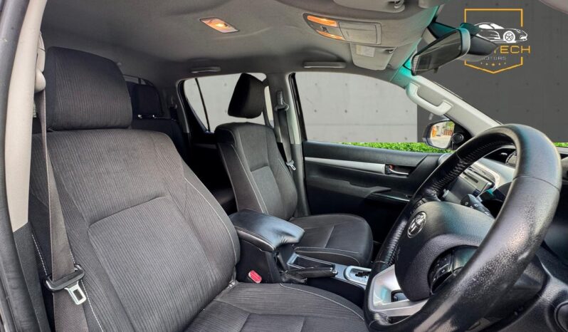 
								Toyota Hilux 2.4 D-4D Invincible Auto 4WD Euro 6 4dr full									