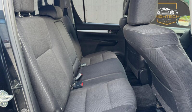 
								Toyota Hilux 2.4 D-4D Invincible Auto 4WD Euro 6 4dr full									