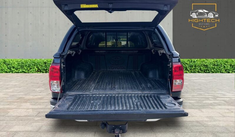 
								Toyota Hilux 2.4 D-4D Invincible Auto 4WD Euro 6 4dr full									