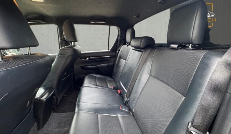 
								Toyota Hilux 2.4 D-4D Invincible X Auto 4WD Euro 6 (s/s) 4dr (TSS) full									