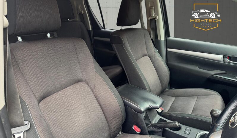 
								Toyota Hilux 2.4 D-4D Invincible 4WD Euro 6 (s/s) 4dr (TSS, 3.5t) full									