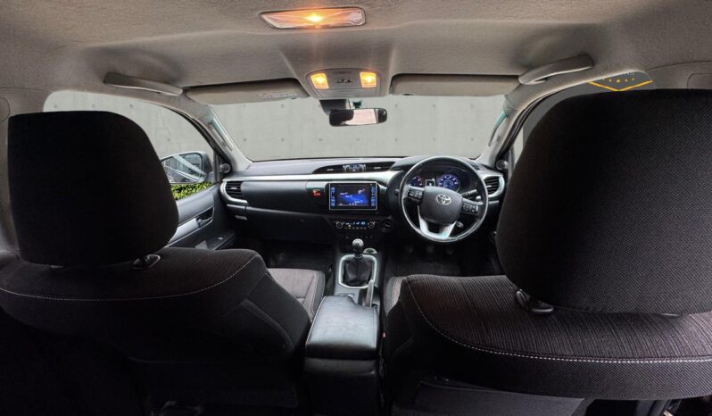 
								Toyota Hilux 2.4 D-4D Invincible 4WD Euro 6 (s/s) 4dr (TSS, 3.5t) full									