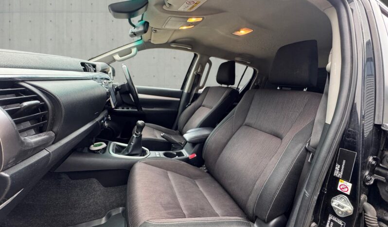 
								Toyota Hilux 2.4 D-4D Invincible 4WD Euro 6 (s/s) 4dr (TSS, 3.5t) full									