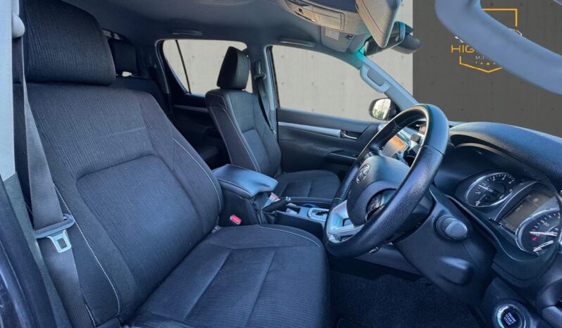 
								Toyota Hilux 2.8 D-4D Invincible Auto 4WD Euro 6 (s/s) 4dr full									