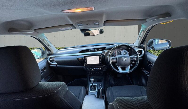 
								Toyota Hilux 2.8 D-4D Invincible Auto 4WD Euro 6 (s/s) 4dr full									