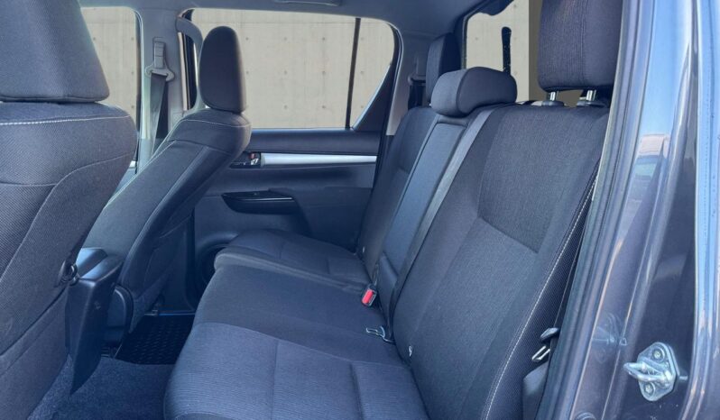 
								Toyota Hilux 2.8 D-4D Invincible Auto 4WD Euro 6 (s/s) 4dr full									