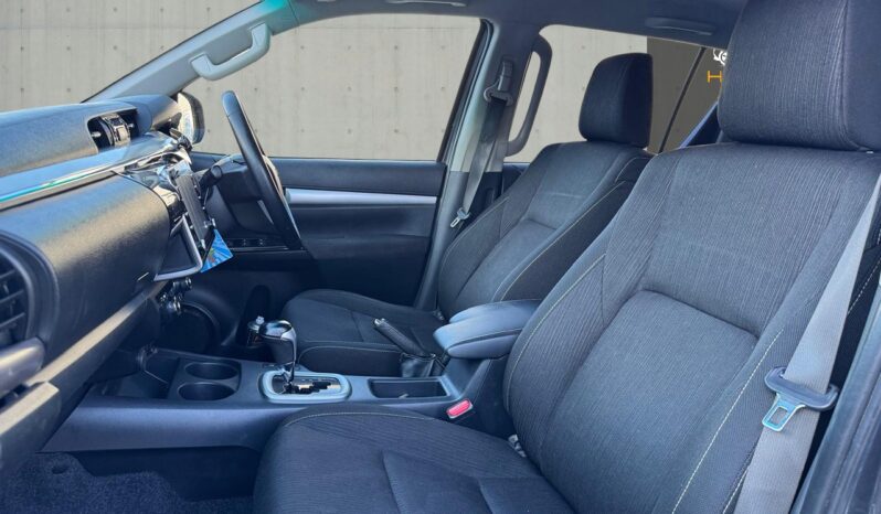 
								Toyota Hilux 2.8 D-4D Invincible Auto 4WD Euro 6 (s/s) 4dr full									