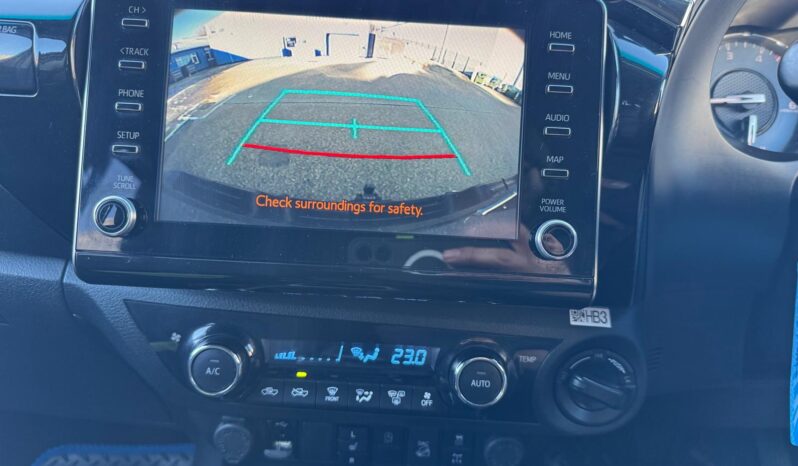 
								Toyota Hilux 2.8 D-4D Invincible Auto 4WD Euro 6 (s/s) 4dr full									