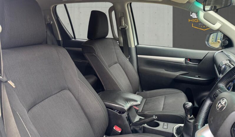 
								Toyota Hilux 2.4 D-4D Invincible 4WD Euro 6 (s/s) 4dr (TSS) full									