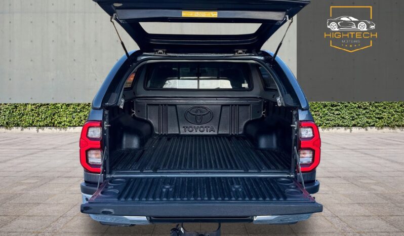 
								Toyota Hilux 2.8 D-4D Invincible Auto 4WD Euro 6 (s/s) 4dr full									