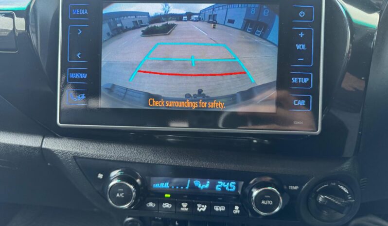 
								Toyota Hilux 2.4 D-4D Invincible X 4WD Euro 6 4dr (TSS) full									