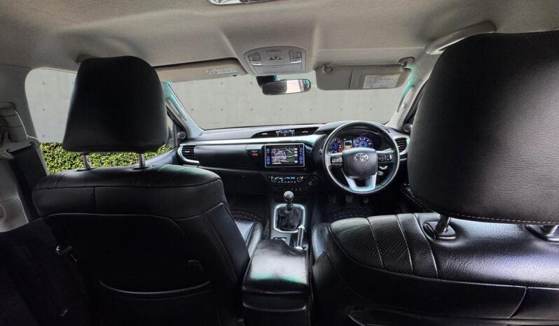 
								Toyota Hilux 2.4 D-4D Invincible X 4WD Euro 6 4dr (TSS) full									