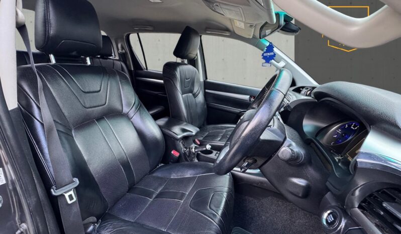 
								Toyota Hilux 2.4 D-4D Invincible X 4WD Euro 6 4dr (TSS) full									