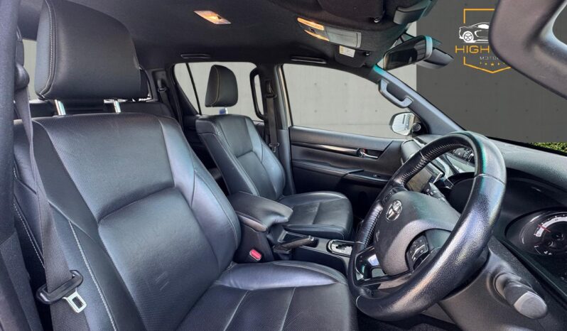 
								Toyota Hilux 2.4 D-4D Invincible X Auto 4WD Euro 6 4dr (TSS, 3.5t) full									