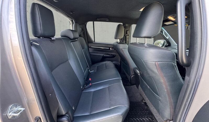 
								Toyota Hilux 2.4 D-4D Invincible X Auto 4WD Euro 6 4dr (TSS, 3.5t) full									