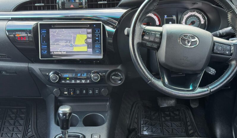 
								Toyota Hilux 2.4 D-4D Invincible X Auto 4WD Euro 6 4dr (TSS, 3.5t) full									